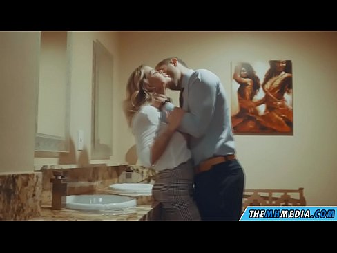 ❤️ Том биетэй шаргал үст таныг нийтийн бие засах газар уруу татах үед ☑  Секс манайд